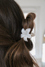 Load image into Gallery viewer, Mini Plumeria Claw Clip (White)