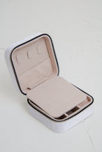 Load image into Gallery viewer, Velvet Jewelry case (white)