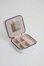Load image into Gallery viewer, Velvet Jewelry case (white)

