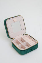 Load image into Gallery viewer, Velvet Jewelry case (Green)
