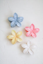 Load image into Gallery viewer, Plumeria Claw Clip
